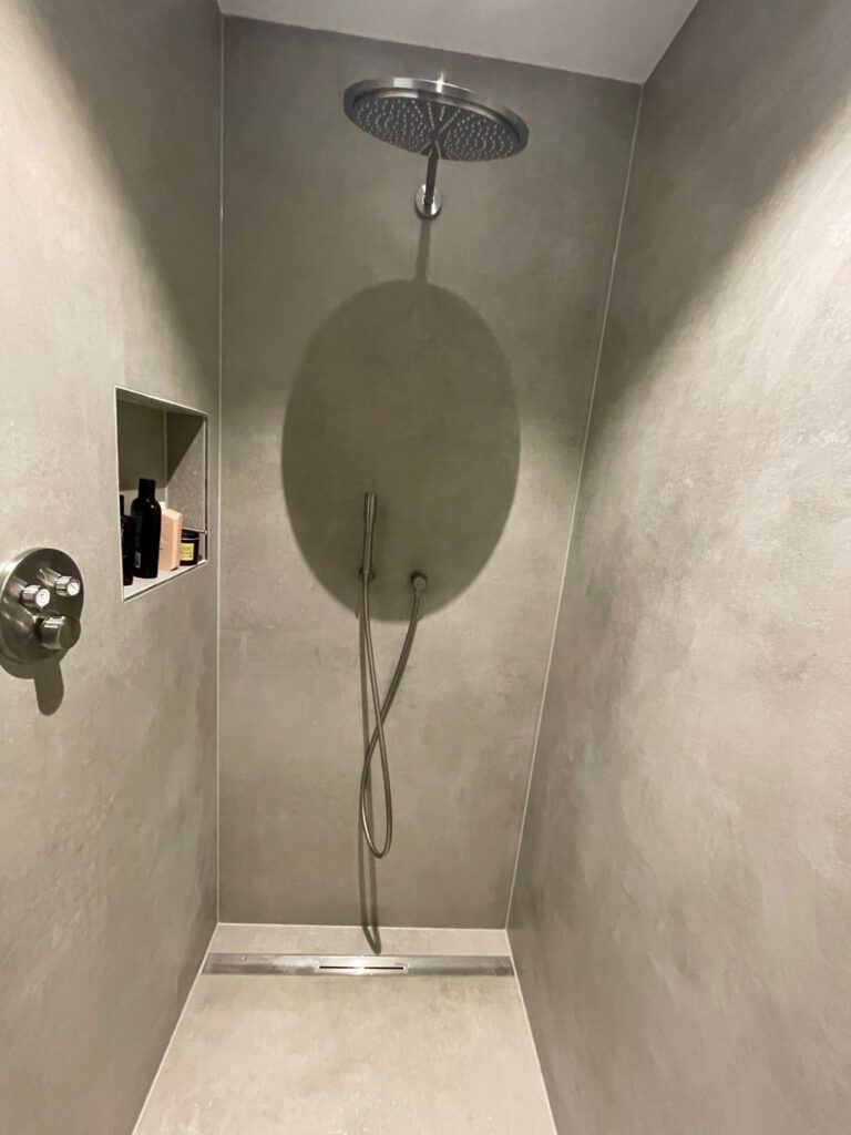 Regendusche mit Wandnische in Betonoptik